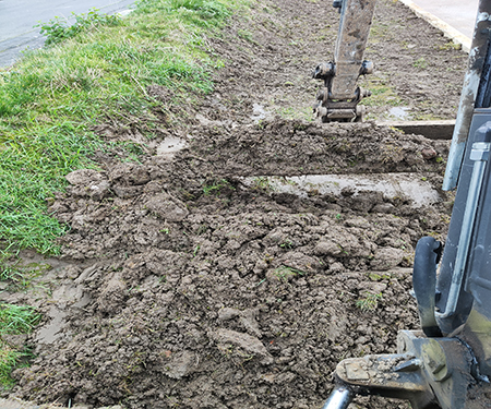 Terrassement d'un plan de gazon